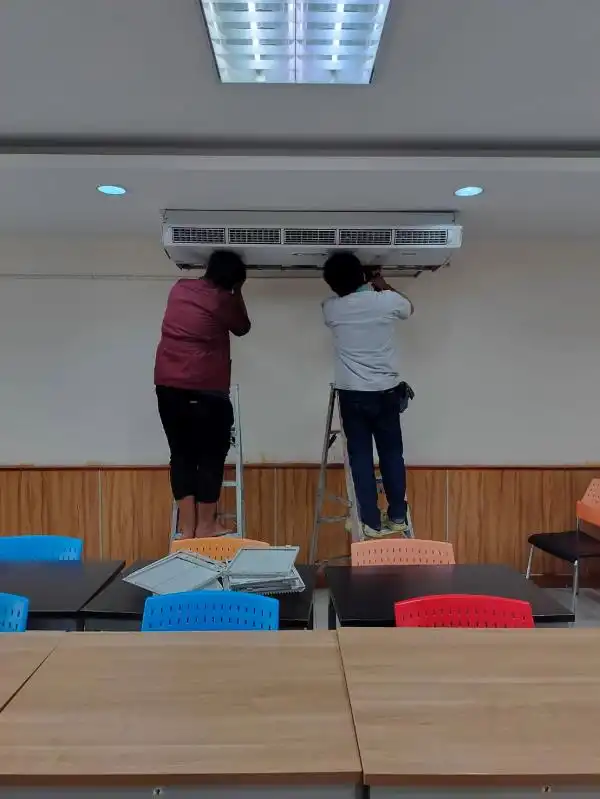 โครงการทำความสะอาดเครื่องปรับอากาศ คณะครุศาสตร์อุตสาหกรรม จำนวน 191 เครื่อง
