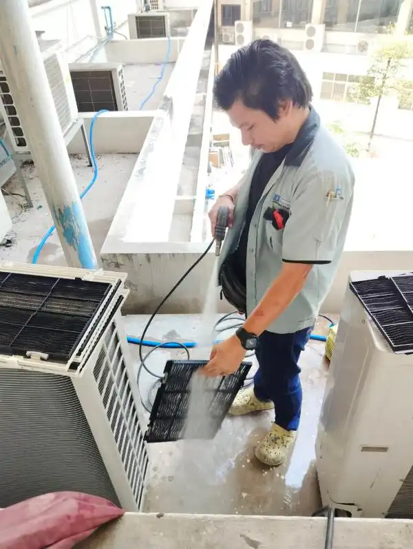 โครงการทำความสะอาดเครื่องปรับอากาศ คณะครุศาสตร์อุตสาหกรรม จำนวน 191 เครื่อง