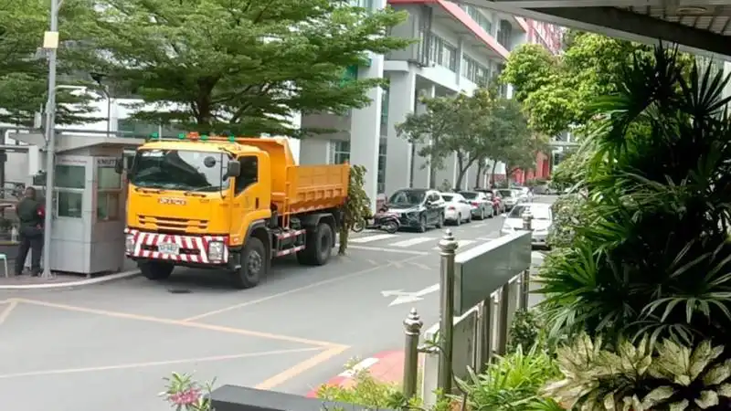 คณะครุศาสตร์อุตสาหกรรม ดำเนินการตัดแต่งกิ่งไม้ใหญ่ อาคาร 52 เตรียมพร้อมรับมือฤดูฝนและเสริมสร้างภูมิทัศน์
