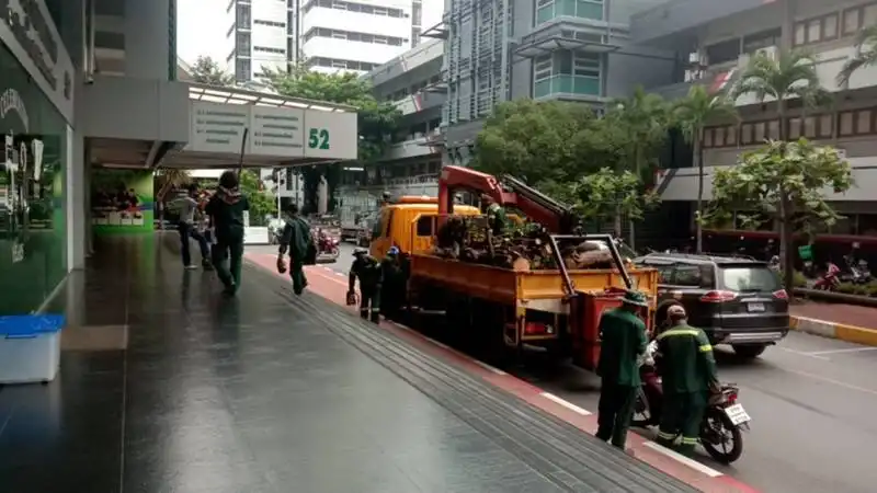 คณะครุศาสตร์อุตสาหกรรม ดำเนินการตัดแต่งกิ่งไม้ใหญ่ อาคาร 52 เตรียมพร้อมรับมือฤดูฝนและเสริมสร้างภูมิทัศน์