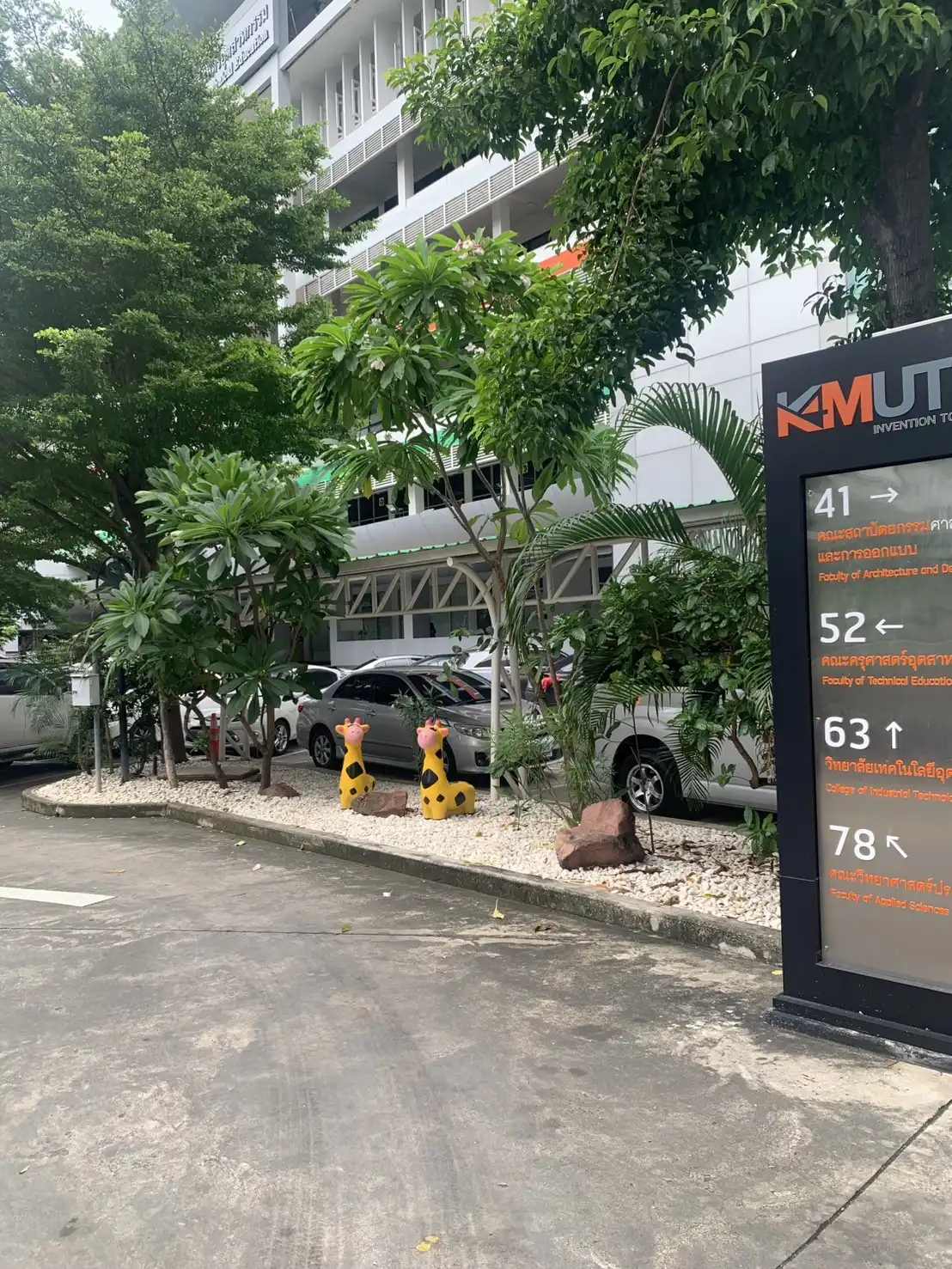 ปรับภูมิทัศน์สวนหย่อมและพื้นที่โดยรอบอาคาร 52 สร้างสภาพแวดล้อมให้น่าอยู่อย่างยั่งยืน