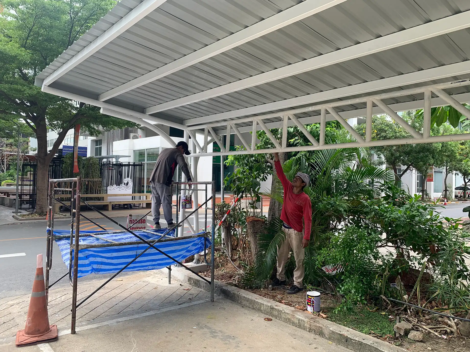 ปรับภูมิทัศน์สวนหย่อมและพื้นที่โดยรอบอาคาร 52 สร้างสภาพแวดล้อมให้น่าอยู่อย่างยั่งยืน