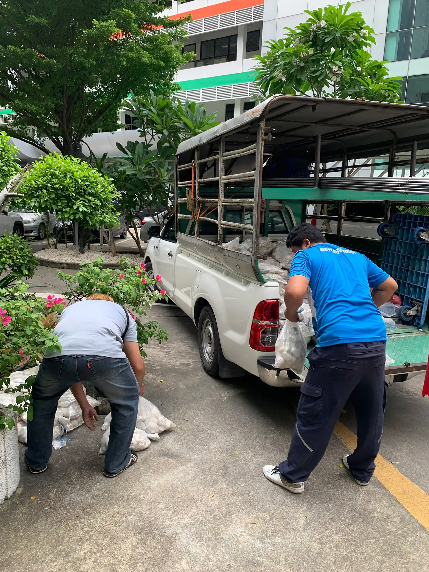 ปรับภูมิทัศน์สวนหย่อมและพื้นที่โดยรอบอาคาร 52 สร้างสภาพแวดล้อมให้น่าอยู่อย่างยั่งยืน