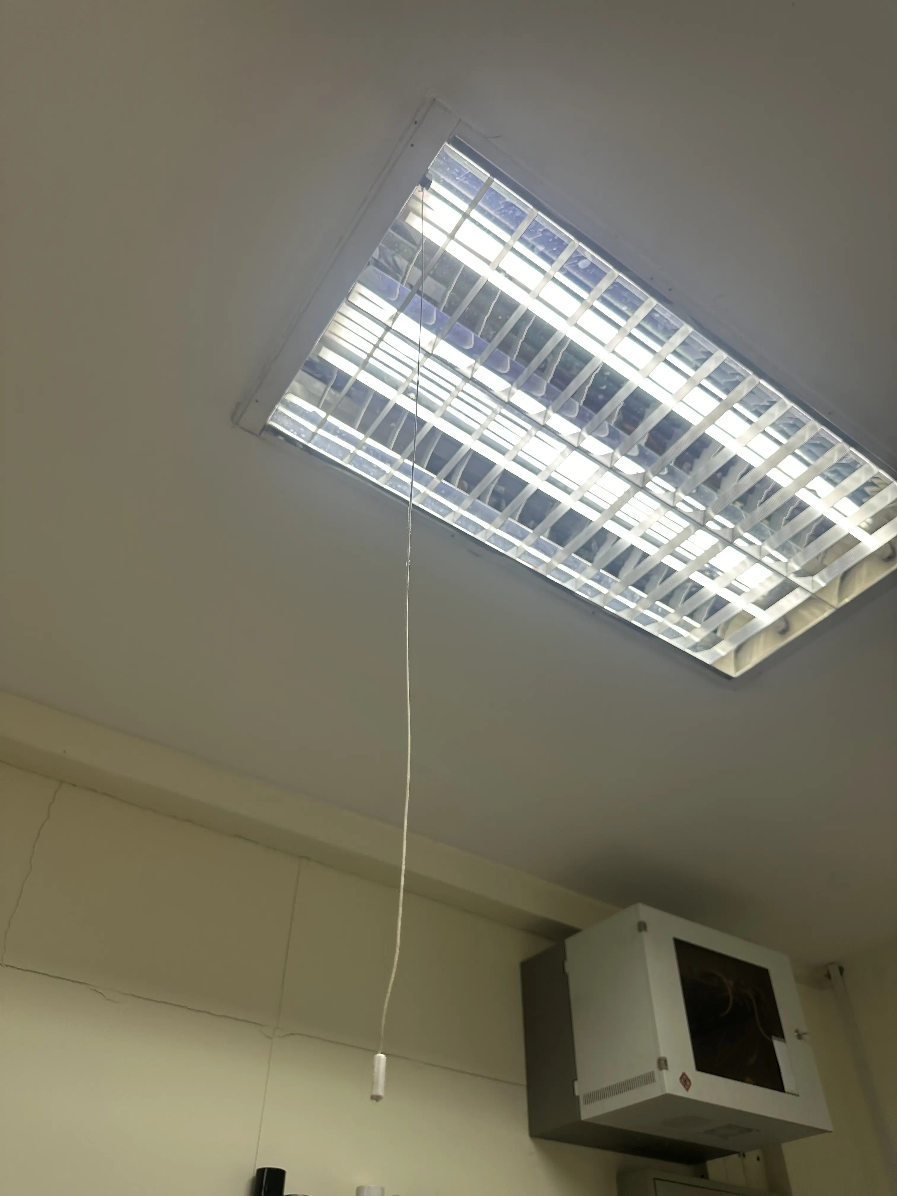 คณะครุศาสตร์อุตสาหกรรม เดินหน้าติดตั้ง "สวิตช์กระตุก" ควบคุมแสงสว่างเฉพาะจุด มุ่งเป้าประหยัดพลังงานอย่างยั่งยืน