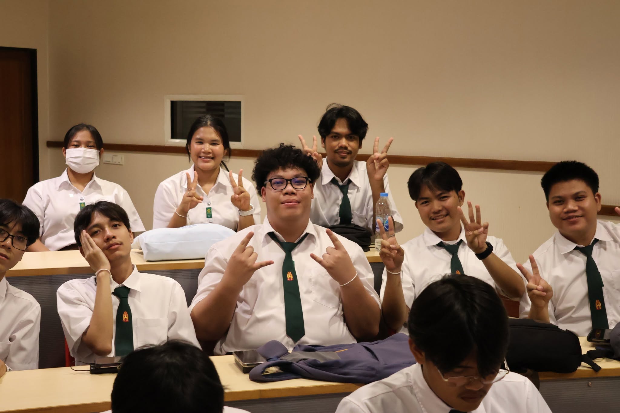 ไหว้ครู และ บายศรีสู่ขวัญ “กิจกรรมผูกสายสัมพันธ์” รับขวัญน้อง ไหว้ครู รับศิษย์ สู่รั้วประดู่แดง 69